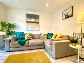 Brand New 2022 Beautiful & Stylish 2 Bedroom Apartment! - 5 Minute Walk to the Best Beach! - Great Location - FREE Parking - Fast WiFi - Smart TV - sleeps up to 4! Close to Bournemouth & Poole Town Ce